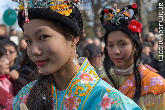 Après s'être ouverte au capitalisme, la Chine s'ouvre à la consommation de produits de luxe : insignifiante avant les années 2000, la demande chinoise est désormais de 30%