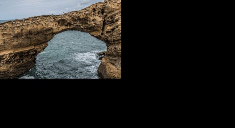Un passage dangereux sur une falaise
