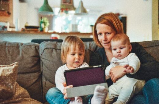 Usage du numérique en famille : ne laissez pas l'écran s'interposer entre vous et votre enfant