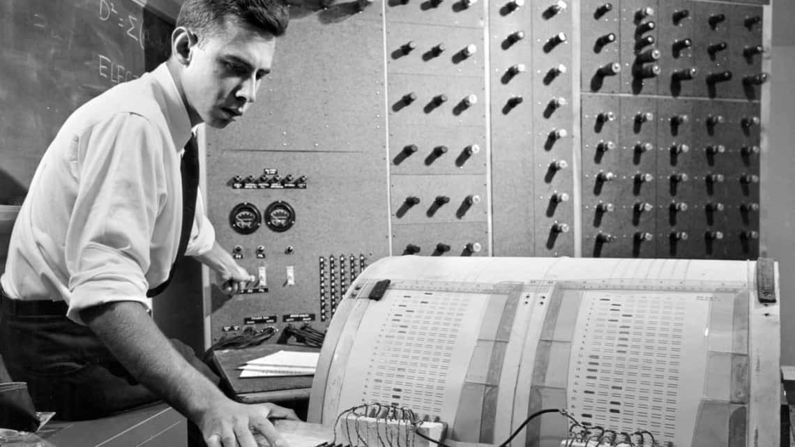 Frank Rosenblatt '50, Ph.D. '56, travaille sur l'